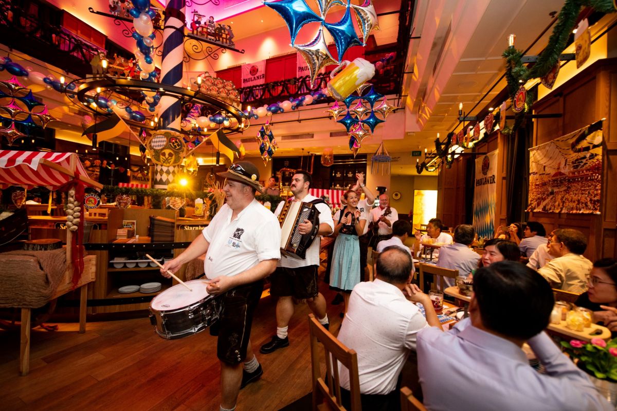 img of people celebrating at Paulaner Brauhaus Singapore